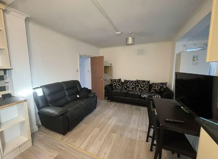 Beeston Road, 4 Rooms 2 baths (House share) NG7 2JQ - Thumbnail 1