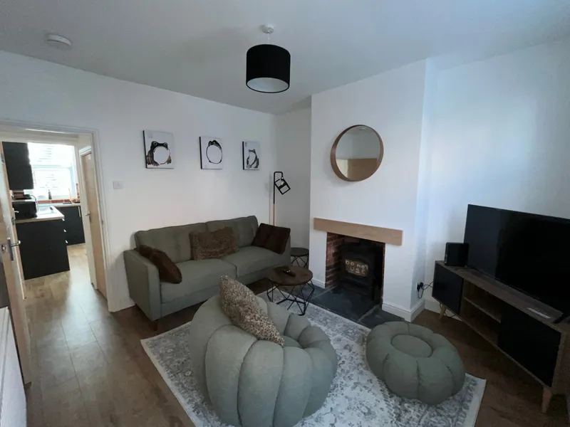 Modern 2 Bed Terraced House // West End // Sep 2026 - Thumbnail 1