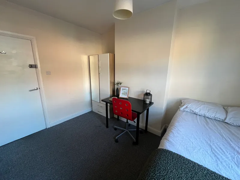 Spacious 5 Bedroom House // Available 2026/7 - Image 9