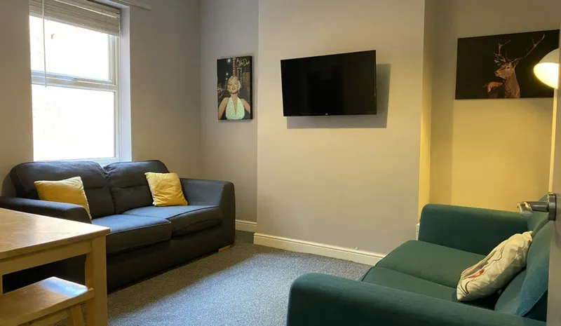 Spacious 5 Bedroom House // Available 2026/7 - Image 2