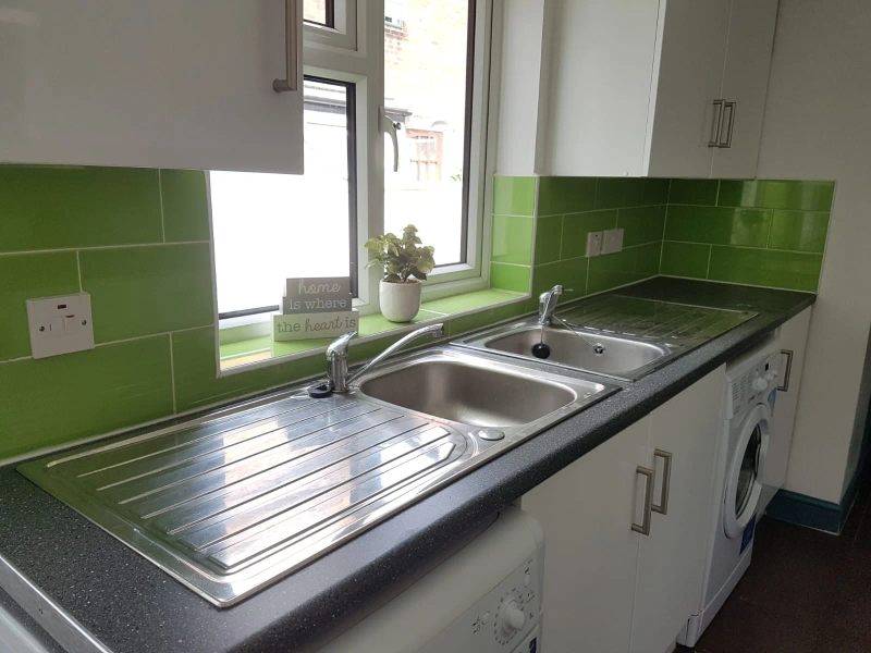 40 Vernon Street - 6 Rooms available!! - Thumbnail 6
