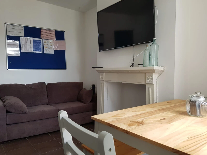 40 Vernon Street - 6 Rooms available!! - Thumbnail 10