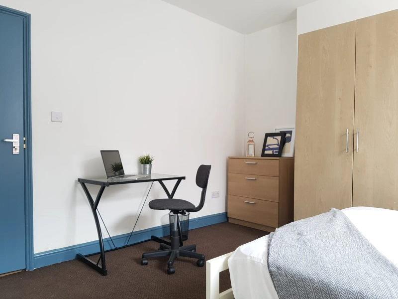 40 Vernon Street - 6 Rooms available!! - Thumbnail 11