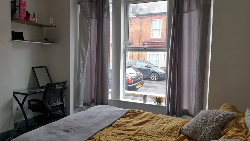 40 Vernon Street - 6 Rooms available!! - Thumbnail 12