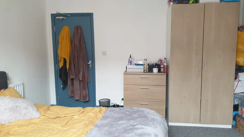 40 Vernon Street - 6 Rooms available!! - Thumbnail 18