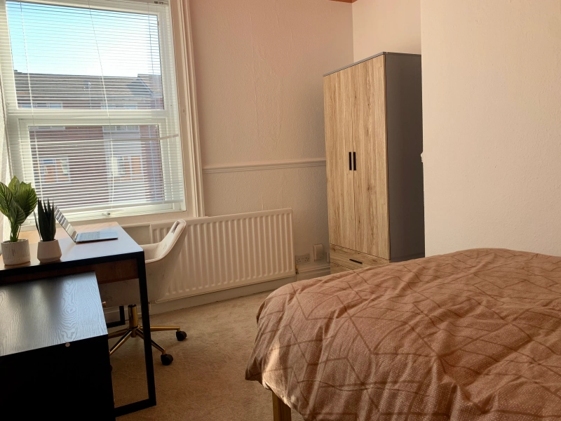 6 Bedroom Student House - Bills Included - Thumbnail 5