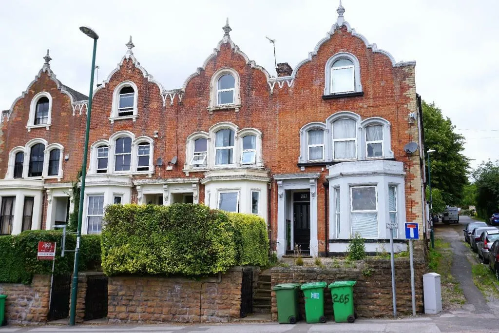 Professional House Share: Woodborough Road - 2 rooms remaining - Image 1