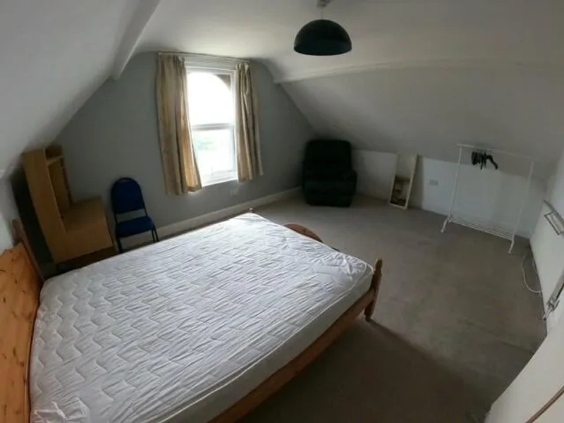 Professional House Share: Woodborough Road - 2 rooms remaining - Thumbnail 3