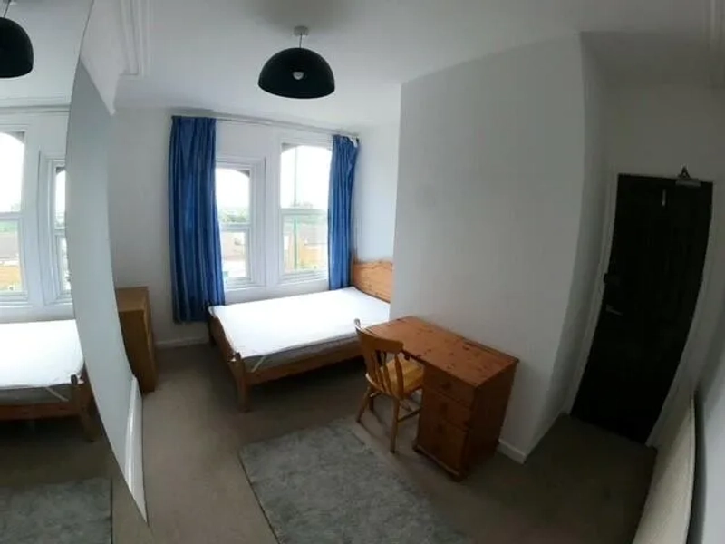 Professional House Share: Woodborough Road - 2 rooms remaining - Thumbnail 7