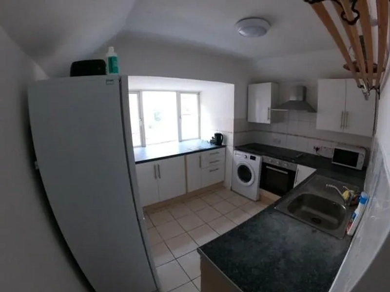Professional House Share: Woodborough Road - 2 rooms remaining - Thumbnail 12