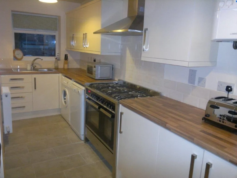 Dunkirk: Beeston Road - 6 bedroom modern student property - Thumbnail 1