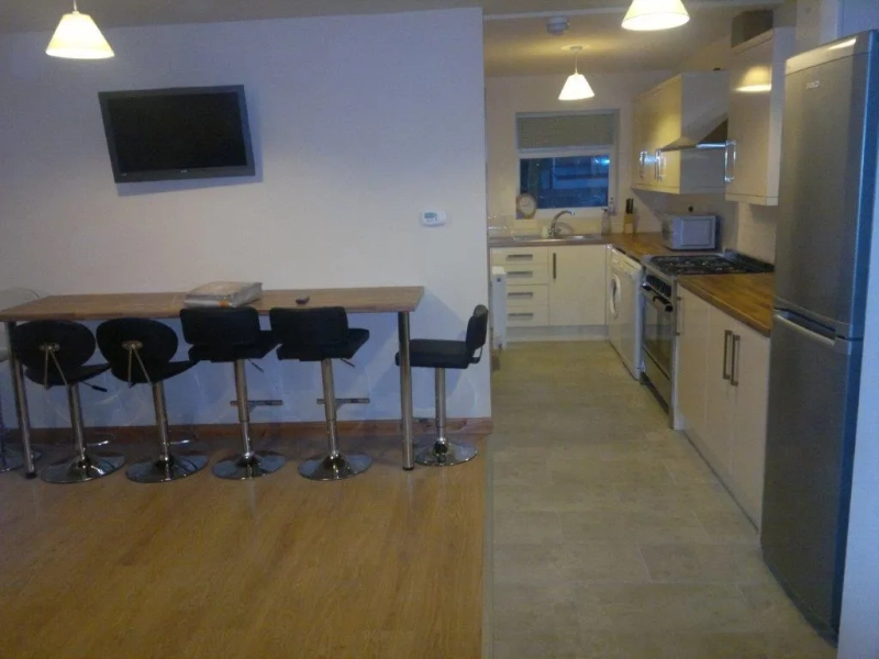 Dunkirk: Beeston Road - 6 bedroom modern student property - Thumbnail 4