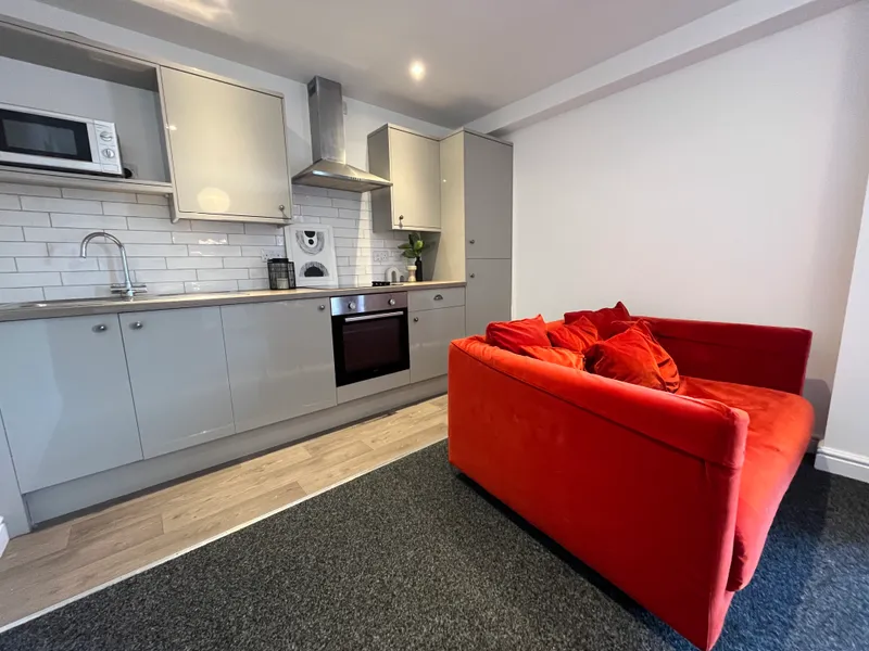 1 BED STUDENT FLAT // BILLS INCLUDED // AVAILABLE NOW - Image 5