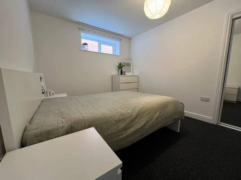 1 BED STUDENT FLAT // BILLS INCLUDED // AVAILABLE NOW - Image 4