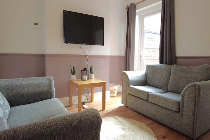 4 Bedroom Student House - Bills Included - Thumbnail 1