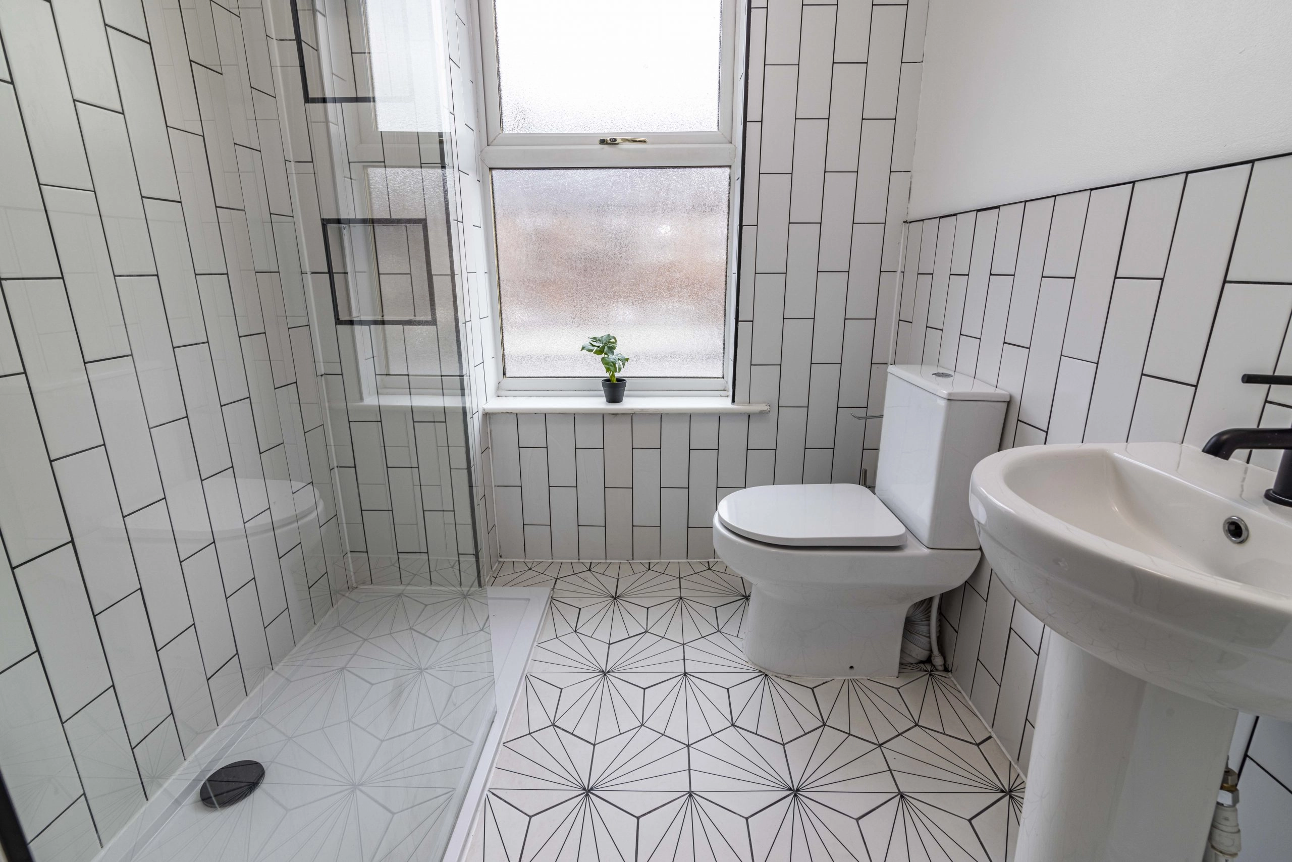 2 BEDROOM PROPERTY AVAILABLE MID AUGUST - Image 1