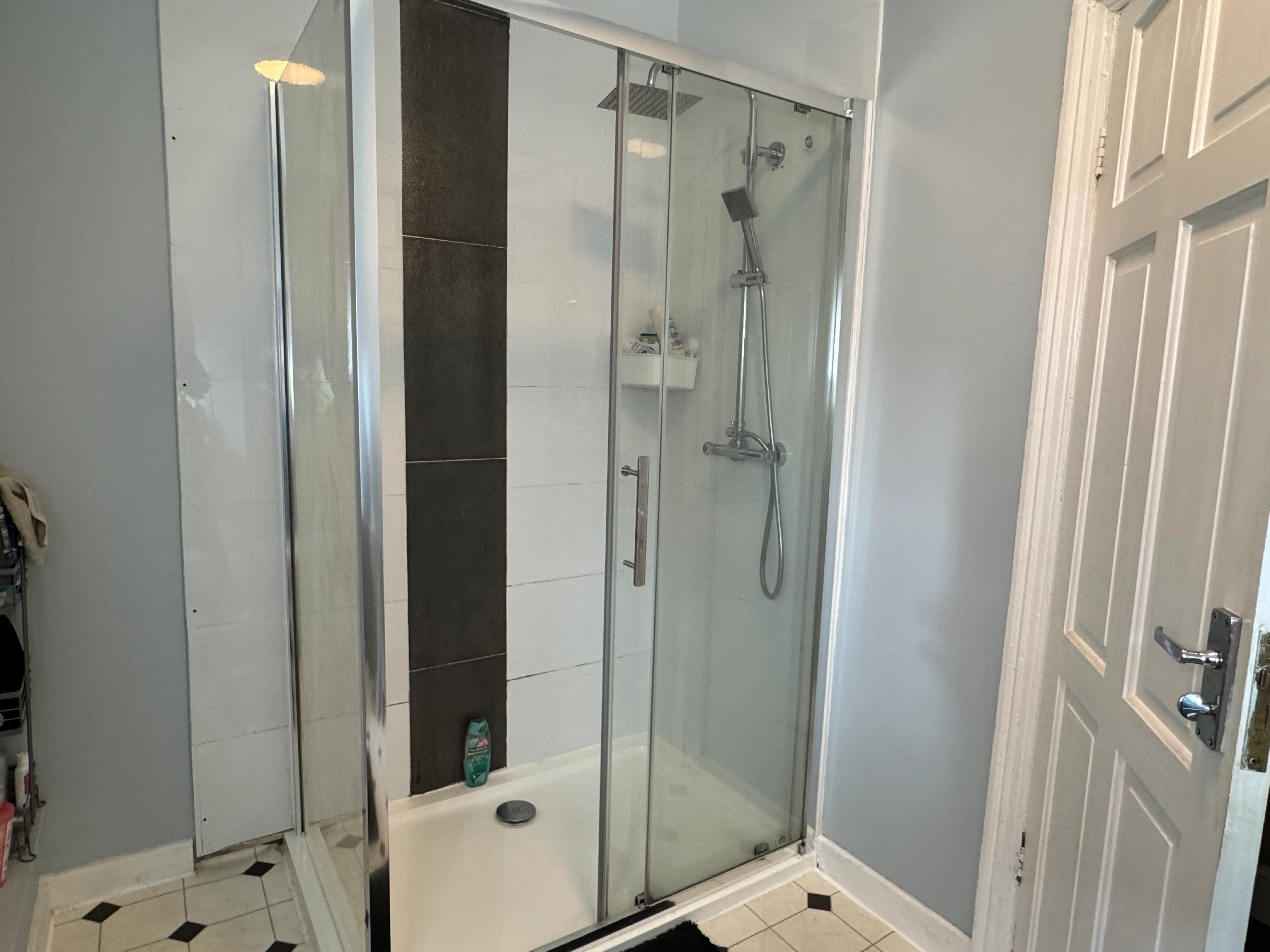 FIRST WEEK FREE! 55 West Parade! *4 Bed +2 Study Rooms - Image 1