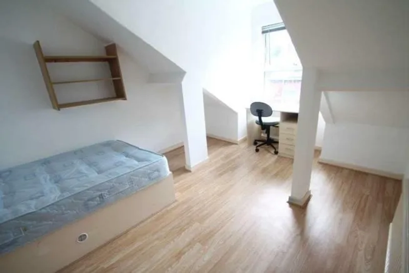 Frederick Grove: 6 Bedroom house NG7 1SG - Thumbnail 2