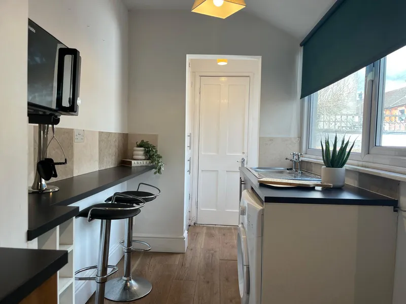 St Andrews St // Large 2 Bed // JULY 2026 - Image 3