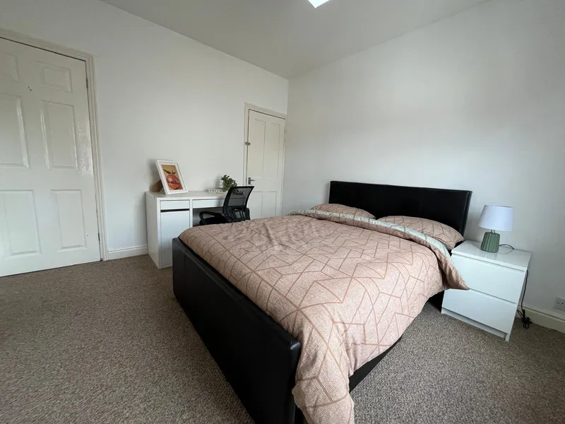 St Andrews St // Large 2 Bed // JULY 2026 - Image 8