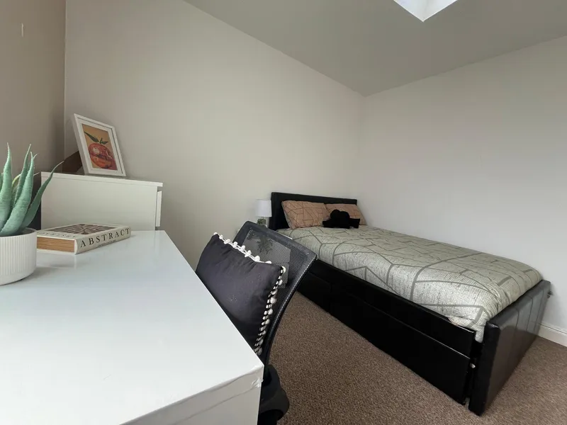 St Andrews St // Large 2 Bed // JULY 2026 - Image 13