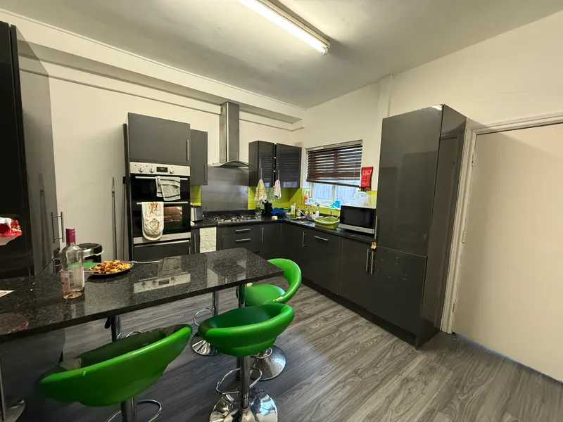 Lenton Boulevard: 5 Bedroom En-suite NG7 2ES - Image 3