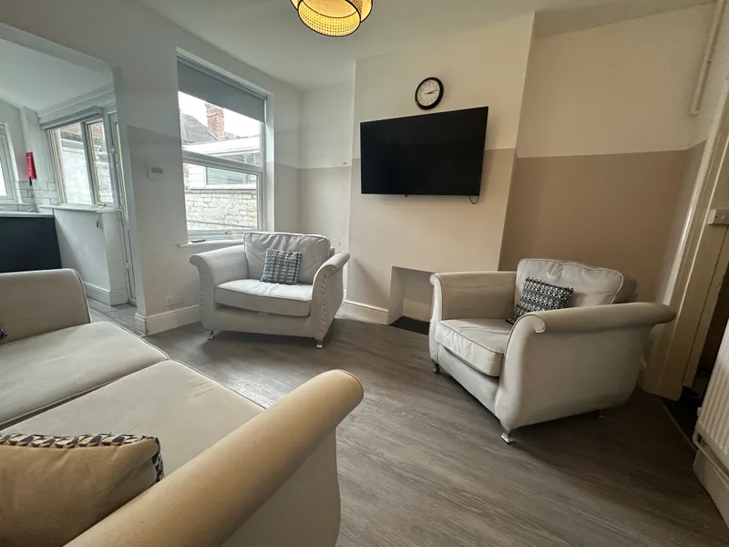 Florence St // Modern 4 Bed // JULY 2026 - Image 3