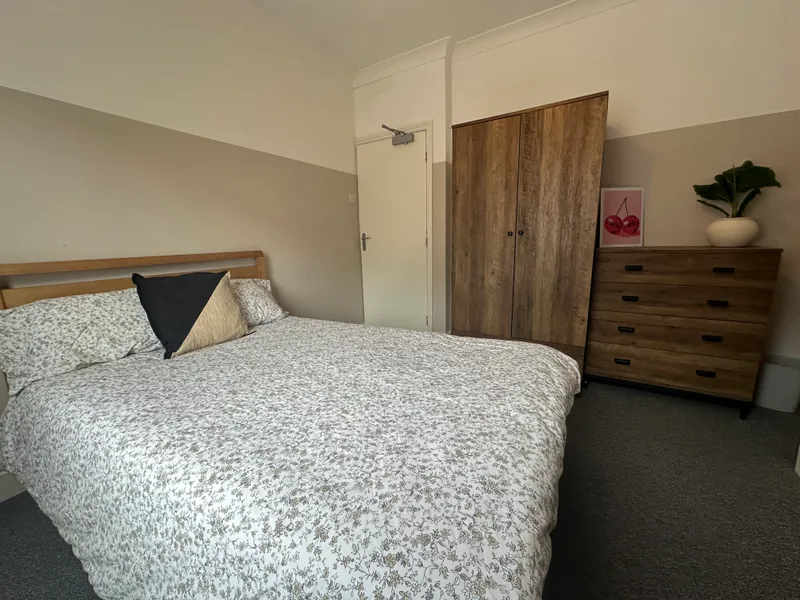 Florence St // Modern 4 Bed // JULY 2026 - Image 11