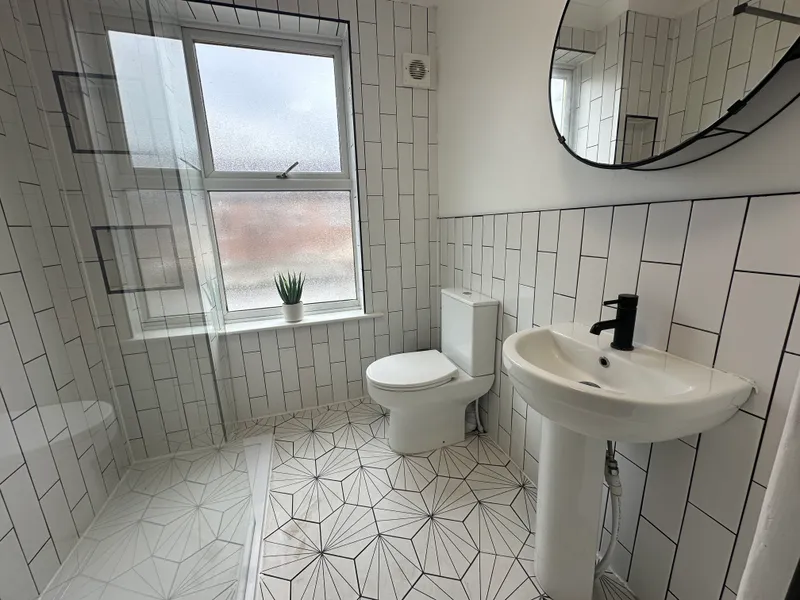 Florence St // Modern 4 Bed // JULY 2026 - Image 7