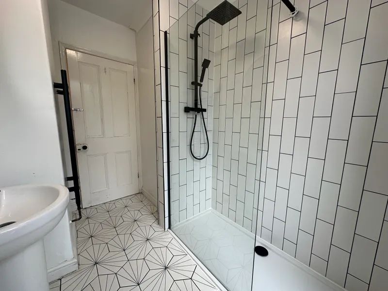 Florence St // Modern 4 Bed // JULY 2026 - Image 8