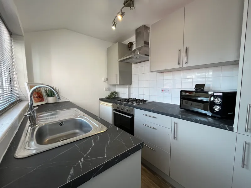 Henry St // 3 Bed +Study // AUG 2026 - Image 7