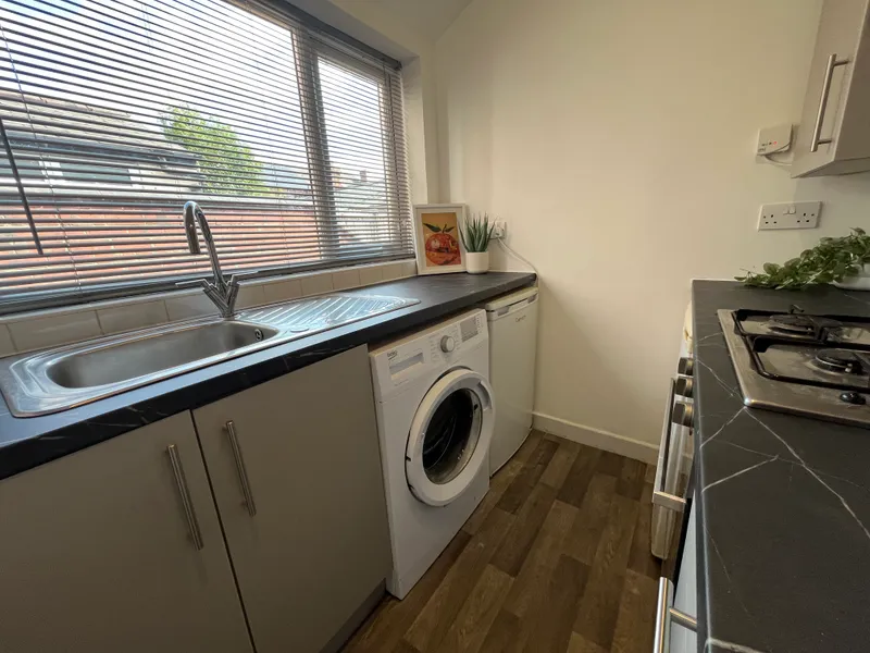 Henry St // 3 Bed +Study // AUG 2026 - Image 8