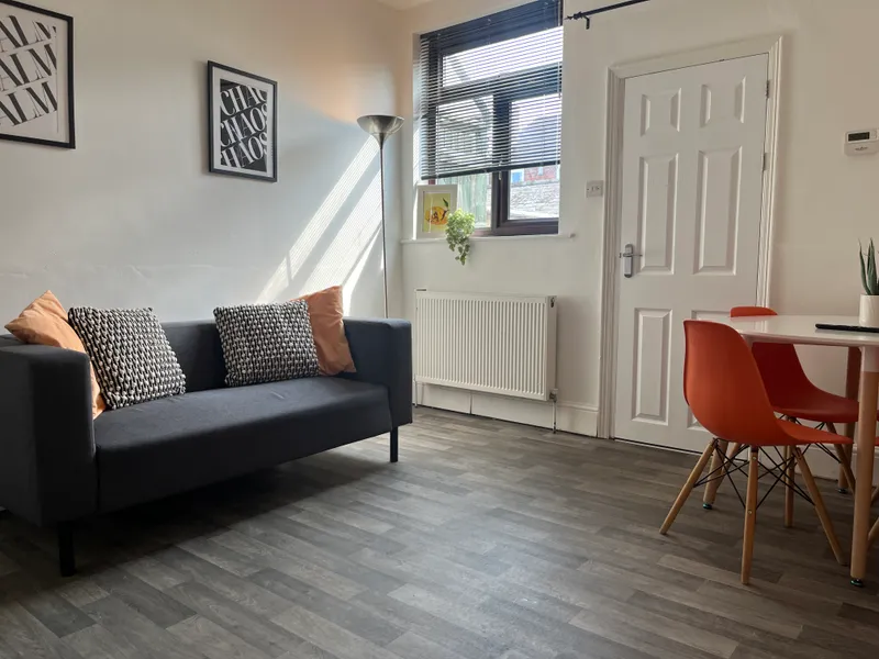 Henry St // 3 Bed +Study // AUG 2026 - Image 3