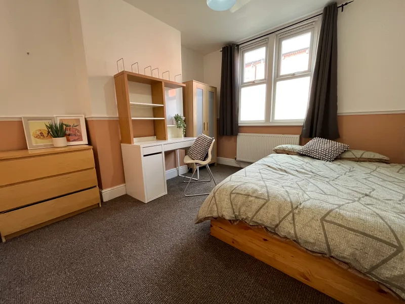 Henry St // 3 Bed +Study // AUG 2026 - Image 10