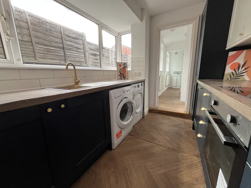 Ripon St // 4 Bed // SEPT 2026 - Image 4