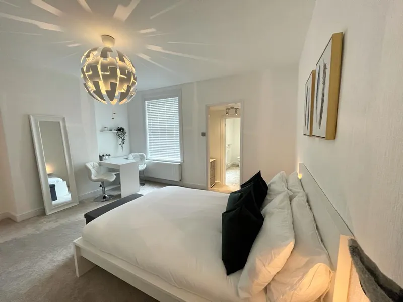 Luxury 2 Bedroom Apartment // 2026/7 - Image 3