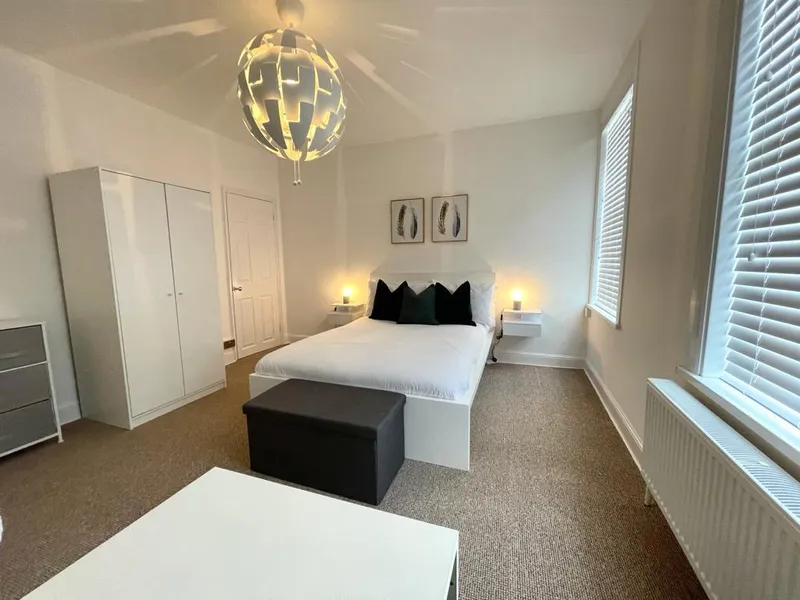 Luxury 2 Bedroom Apartment // 2026/7 - Image 5