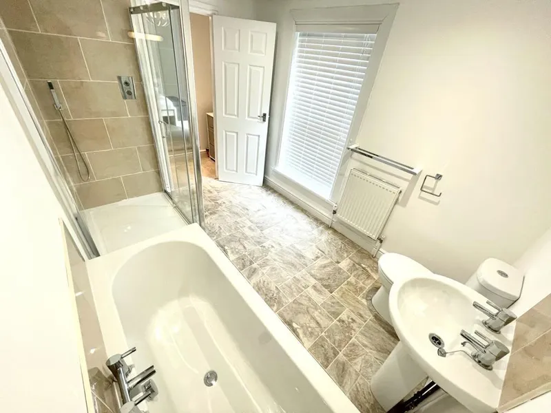 Luxury 2 Bedroom Apartment // 2026/7 - Image 7