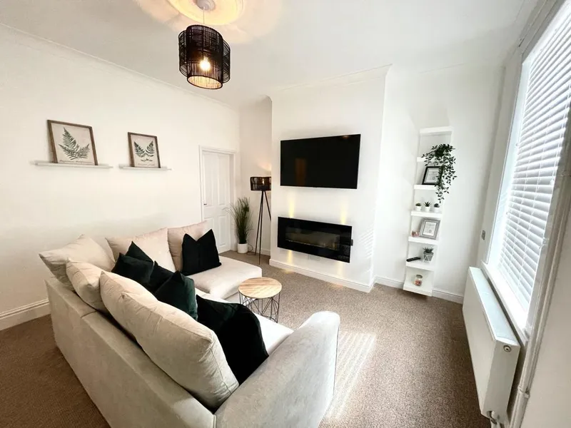 Luxury 2 Bedroom Apartment // 2026/7 - Image 8