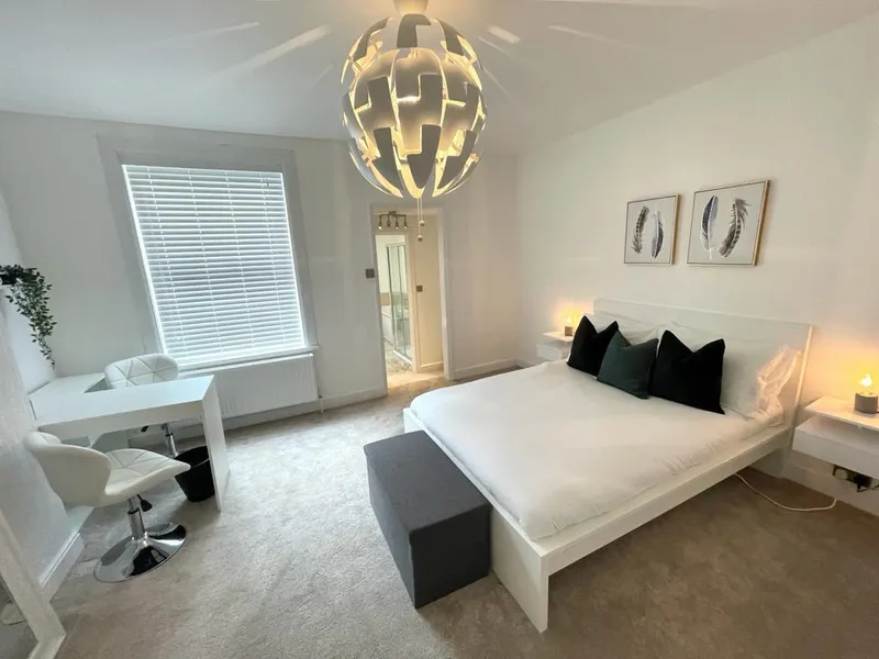 Luxury 2 Bedroom Apartment // 2026/7 - Image 9