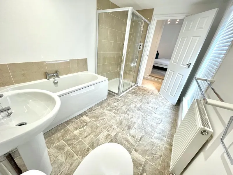 Luxury 2 Bedroom Apartment // 2026/7 - Image 11