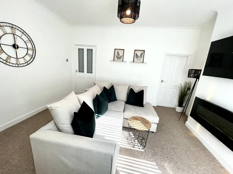 Luxury 2 Bedroom Apartment // 2026/7 - Image 12