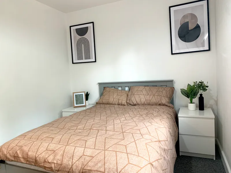 2 BED STUDENT FLAT // 26/27 - Image 3