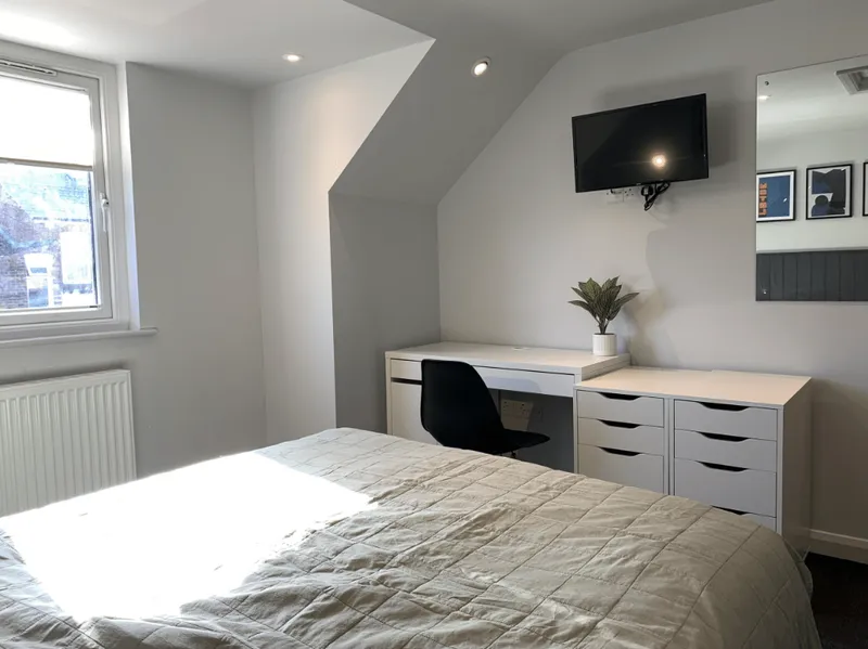 Modern 2 Bedroom Apartment // 2026/7 - Image 3