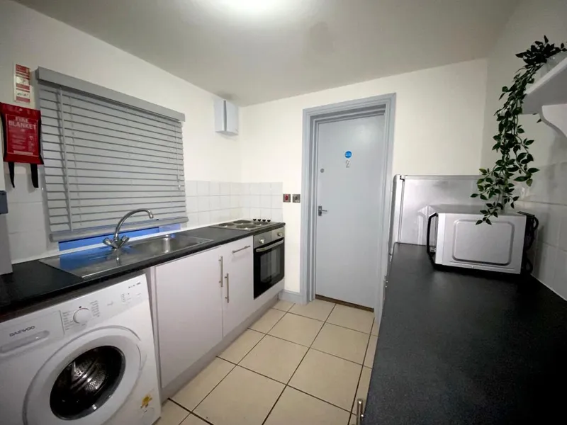 Modern 2 Bedroom Apartment // 2026/7 - Image 7