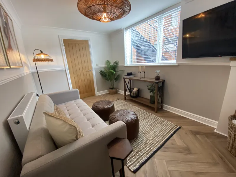 Stylish 2 Bedroom Apartment // 2026/7 - Image 4