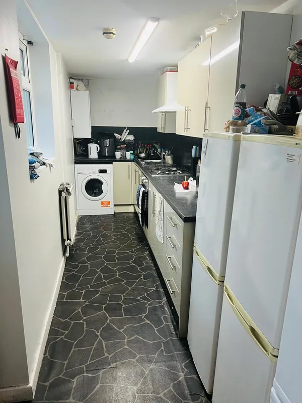 Frederick Grove: 6 Bedroom house NG7 1SG - Image 9