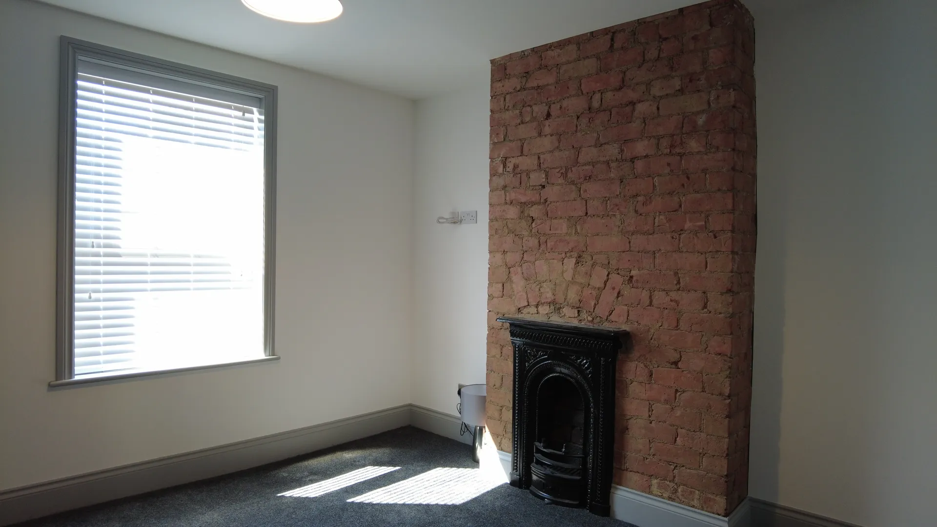 Modern 2 Bed 2 Bath Terraced House // 2026/7 - Image 4