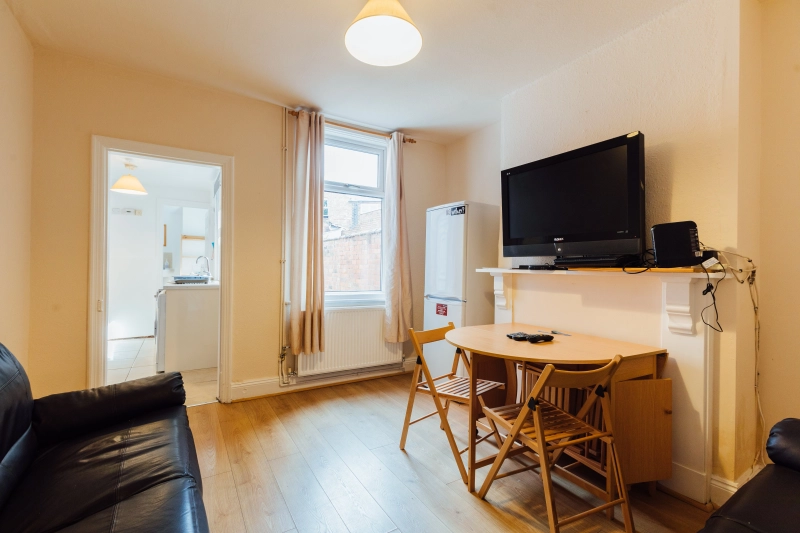 3 Bedroom Student House - West End - Bills Included - Thumbnail 8