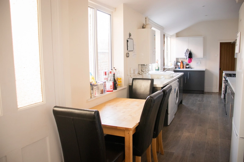 Luxury 4 Bed | Boultham Avenue | Bills Included - Thumbnail 9